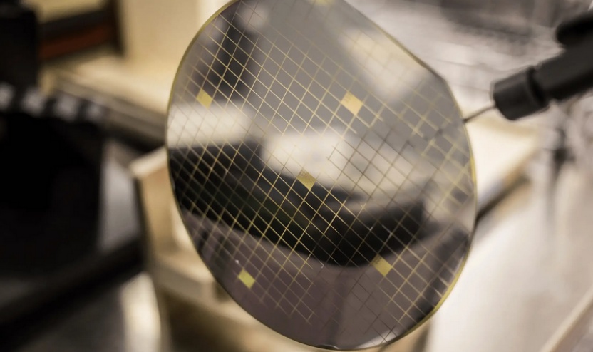 精密劃片機價格構(gòu)成：主機+刀片+控制系統(tǒng)為核心